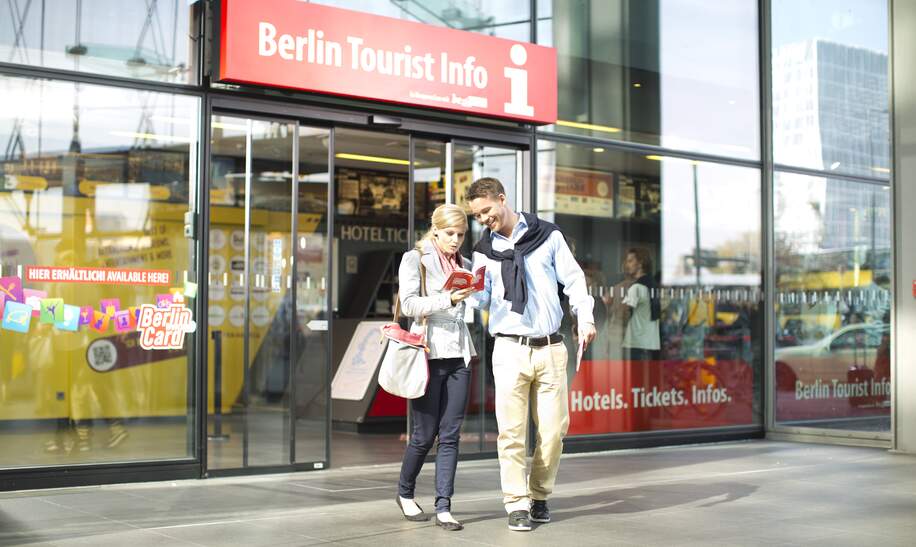 Paerchen verlaesst das Berlin Tourist Info Buero mit der WelcomeCard in der Hand | ©  Berlin Tourismus & Kongress GmbH