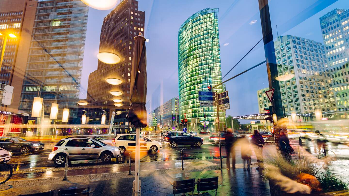 Reflexion des Potsdamer Platz in Berlin, in dem Fenster eines Cafes | © Gettyimages.com/martin-dm