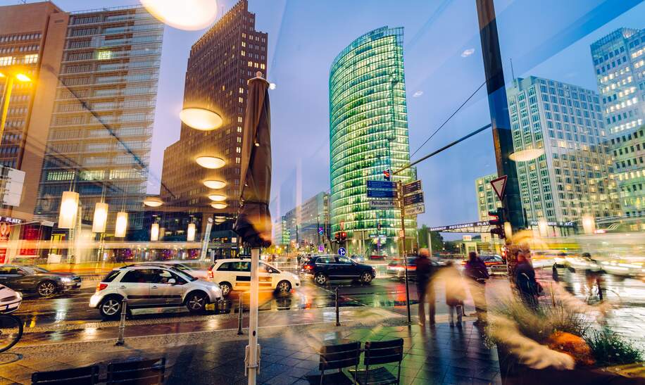 Reflexion des Potsdamer Platz in Berlin, in dem Fenster eines Cafes | © Gettyimages.com/martin-dm