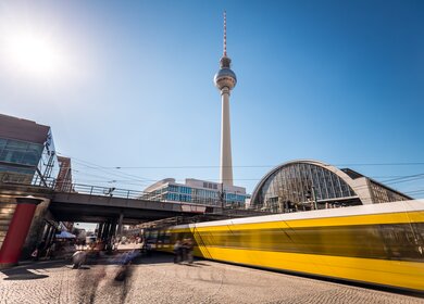 Berin Alexanderplatz im Sommer, Langzeitbelichtung | © Gettyimages.com/querbeet