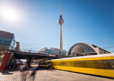 Berin Alexanderplatz im Sommer, Langzeitbelichtung | © Gettyimages.com/querbeet