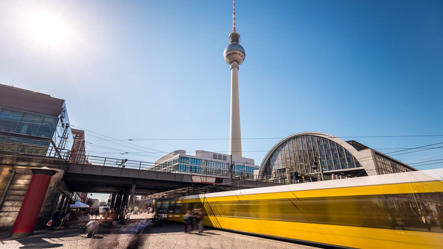 Berin Alexanderplatz im Sommer, Langzeitbelichtung | © Gettyimages.com/querbeet