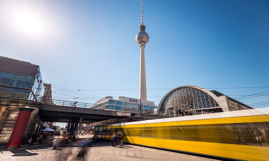 Berin Alexanderplatz im Sommer, Langzeitbelichtung | © Gettyimages.com/querbeet