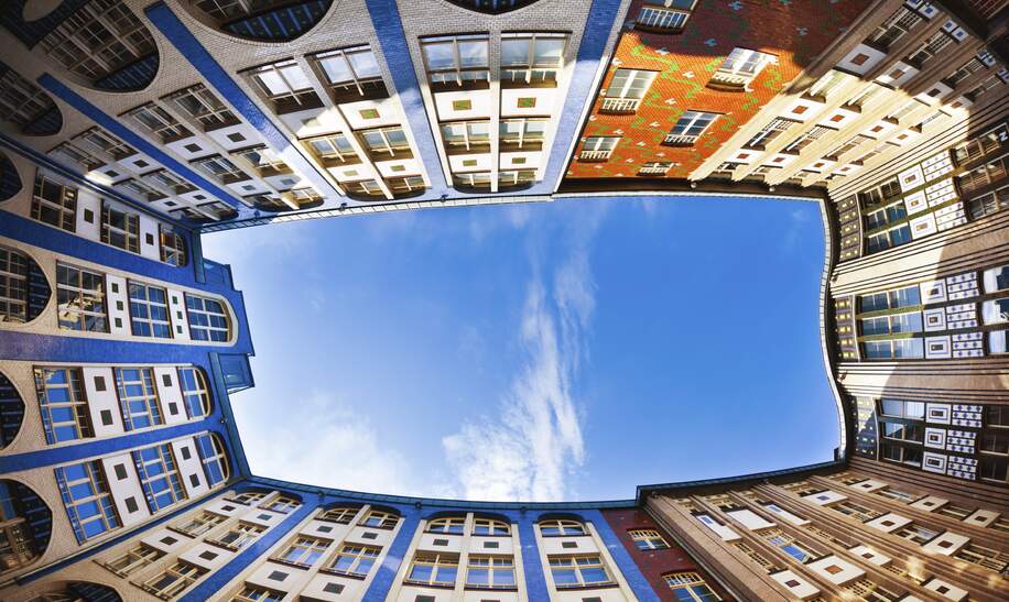 Hackescher Markt in Berlin am Tag mit blauem Himmel | © Gettyimages.com