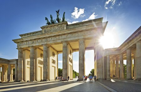 Brandenburger Tor in Berlin im Sonnenschein  | © Gettyimages.com/nikada
