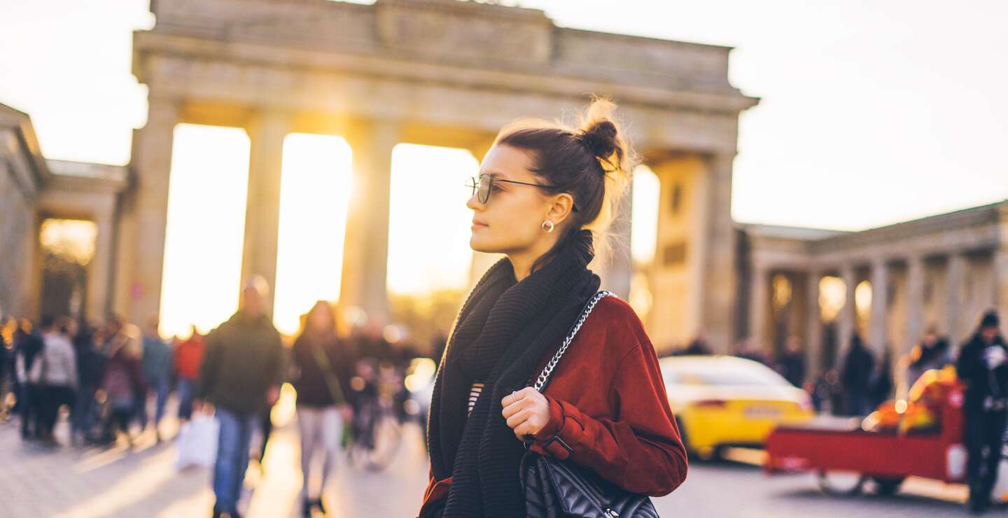 Portrait einer jungen Frau vor dem Brandenburger Tor in Berlin | © Gettyimages.com/Xsandra