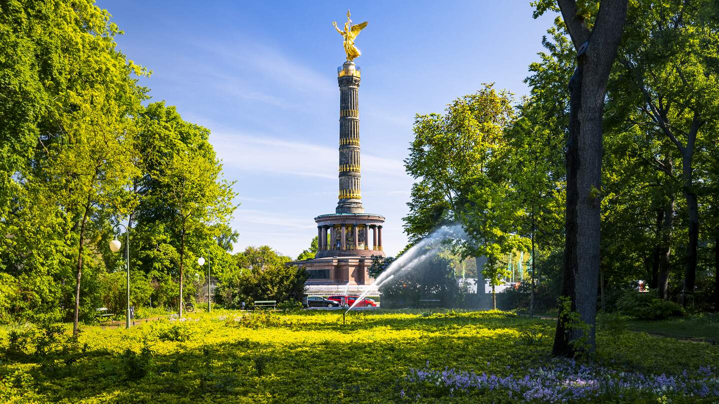 Tiergarten, Blick auf die Siegessäule. Tiergarten - ein großer und schöner Park im Herzen der Stadt Berlin. | © Gettyimages.com/spinout