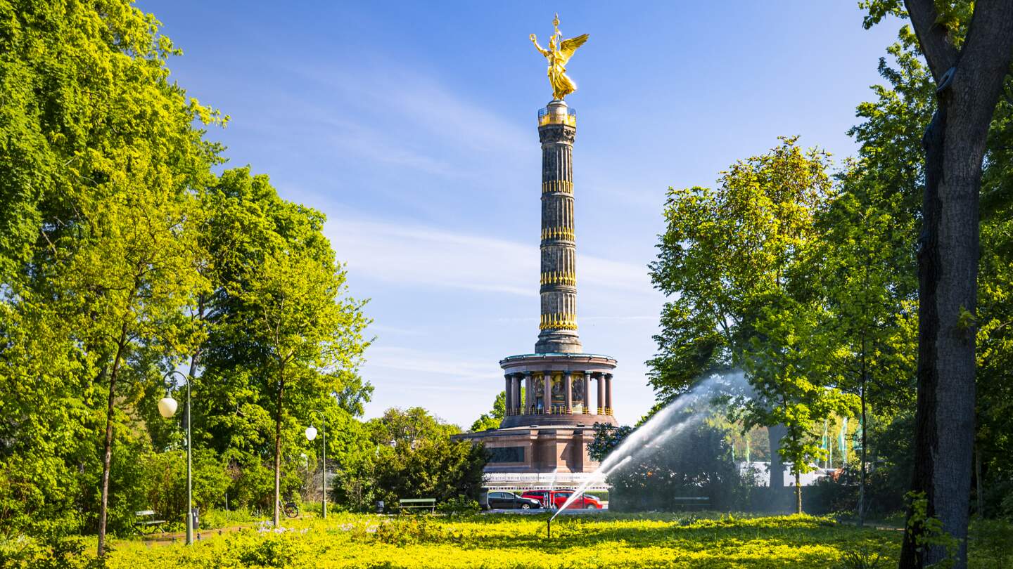 Tiergarten, Blick auf die Siegessäule. Tiergarten - ein großer und schöner Park im Herzen der Stadt Berlin. | © Gettyimages.com/spinout