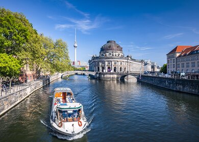 Gebäude der Berliner Innenstadt mit Museumsinsel. Ausflugsboot auf der Spree | © Gettyimages.com/spinout