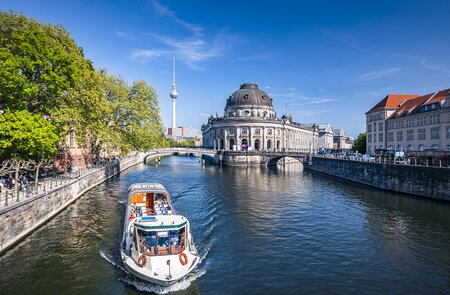 Gebäude der Berliner Innenstadt mit Museumsinsel. Ausflugsboot auf der Spree | © Gettyimages.com/spinout