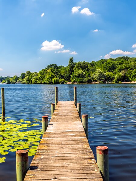 Wannsee in Berlin mit einem Steg im Vordergrund | © Gettyimages.com/querbeet