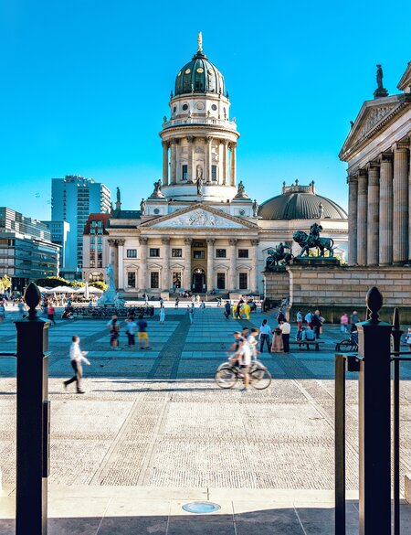 Gendarmenmarkt in Berlin, mit Menschen  | © Gettyimages.com/golero