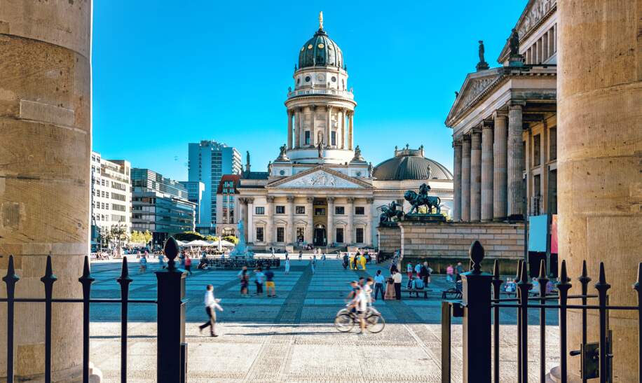 Gendarmenmarkt in Berlin, mit Menschen  | © Gettyimages.com/golero