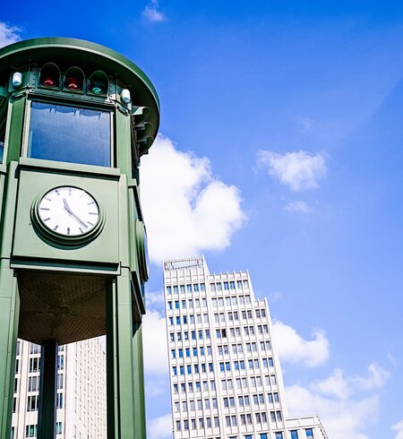 Ampelturm in Berlin auf dem Potsdamer Platz | © Gettyimages.com/LaraBelova