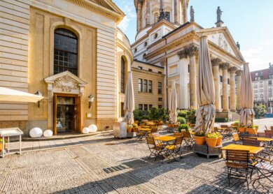 Blick auf den Gendarmenmarkt in der Nähe des französischen Doms mit Cafe im Morgenlicht in Berlin | © Gettyimages.com/RossHelen