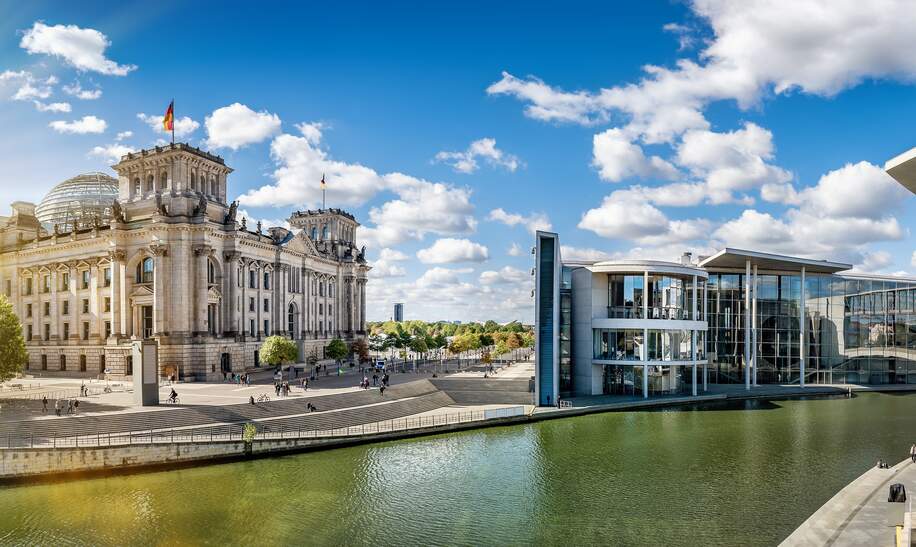 Berliner Regierungsbezirk bei Sonnennuntergang im Sommer  | © Gettyimages.com/frankpeters
