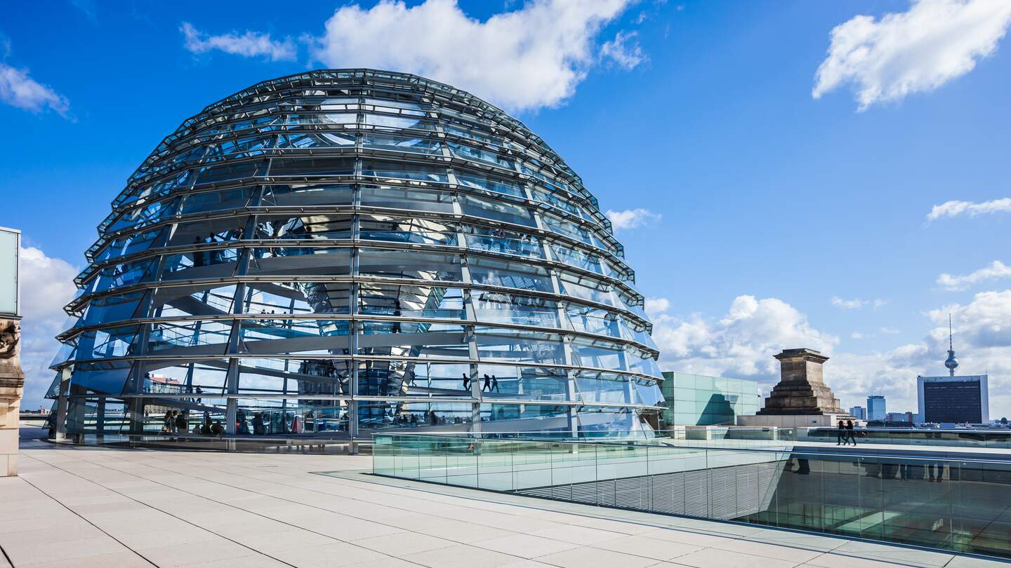 Reichstagsgebäude mit Kuppel in Berlin  | © Gettyimages.com/mbbirdy