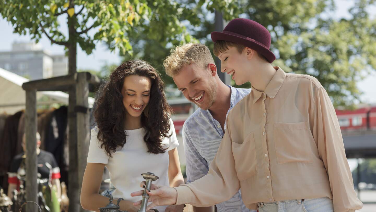 Menschen beim Einkaufen auf dem Flohmarkt in Berlin | © Gettyimages.com/Thomas_EyeDesign