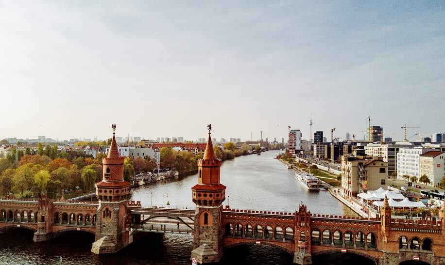 Luftaufnahme von der Oberbaumbrücke in Berlin an einem sonnigen Herbsttag | © Gettyimages.com/Drazen_