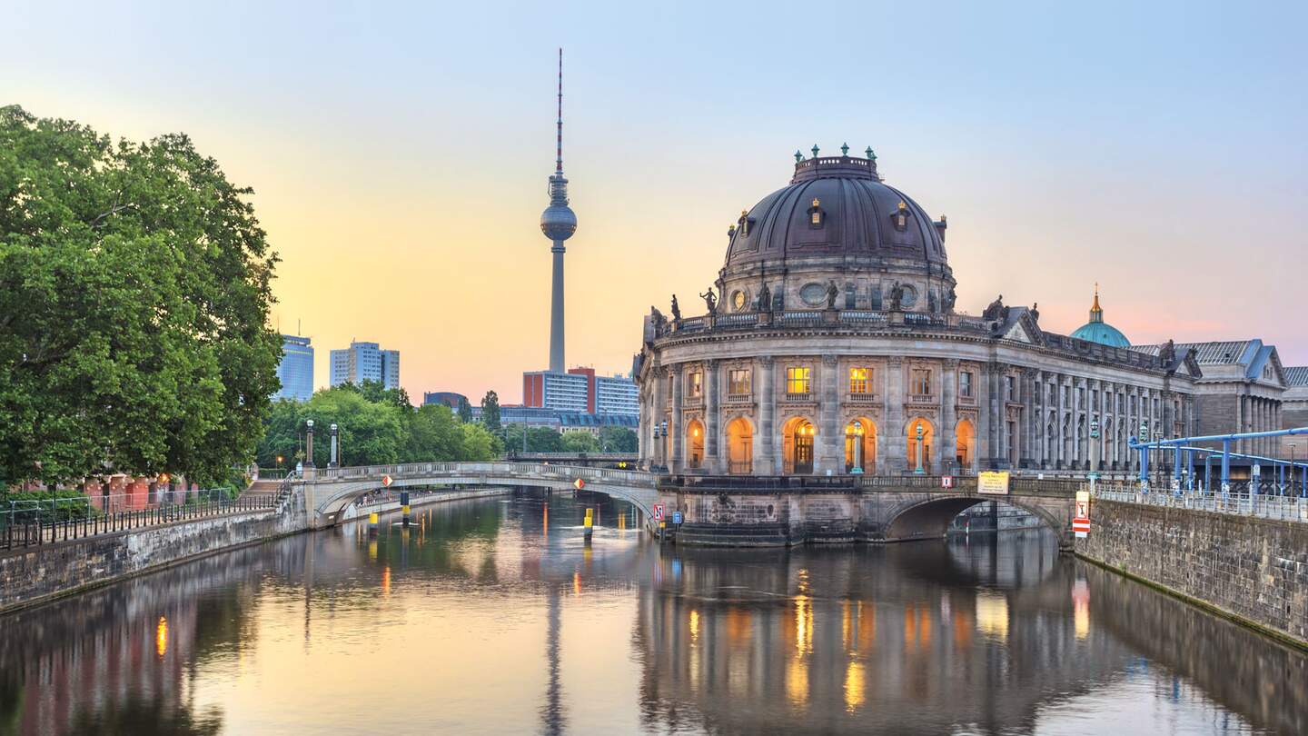 Bode-Museum in Berlin an der Spree mit Brücke und Fernsehturm | © Gettyimages.com/Noppasin Wongchum