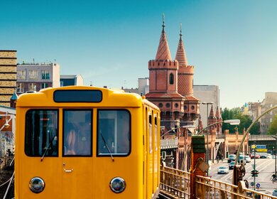 Berlin Kreuzberg Oberbaumbruecke bei strahlender Sonne mit gelbem Zug im Vordergrund | © Gettyimages.com/jotily