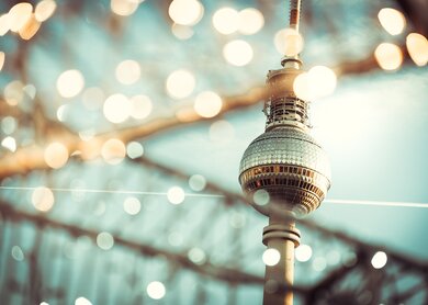 Berliner Fernsehturm hinter goldenen, verschwommenen Lichtern | © Gettyimages.com/golero