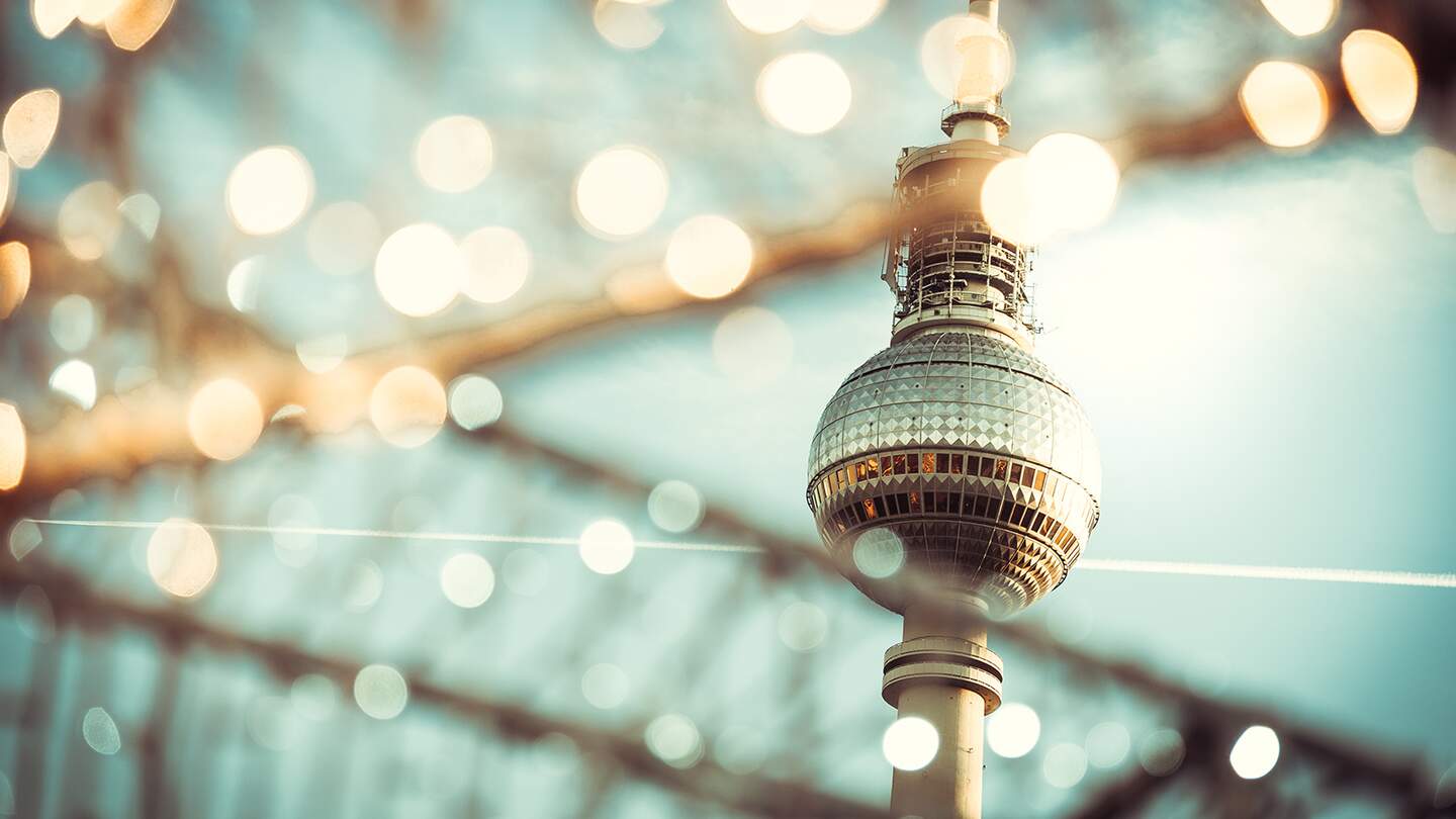 Berliner Fernsehturm hinter goldenen, verschwommenen Lichtern | © Gettyimages.com/golero
