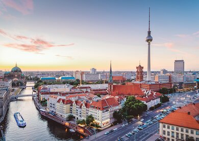 Panoramablick bei Sonnenaufgang auf Berlin und den Berliner Fernsehturm, verschiedene architektonische Stile und die durch die Staedt fliessende Spree.  | © Gettyimages.com/Nikada