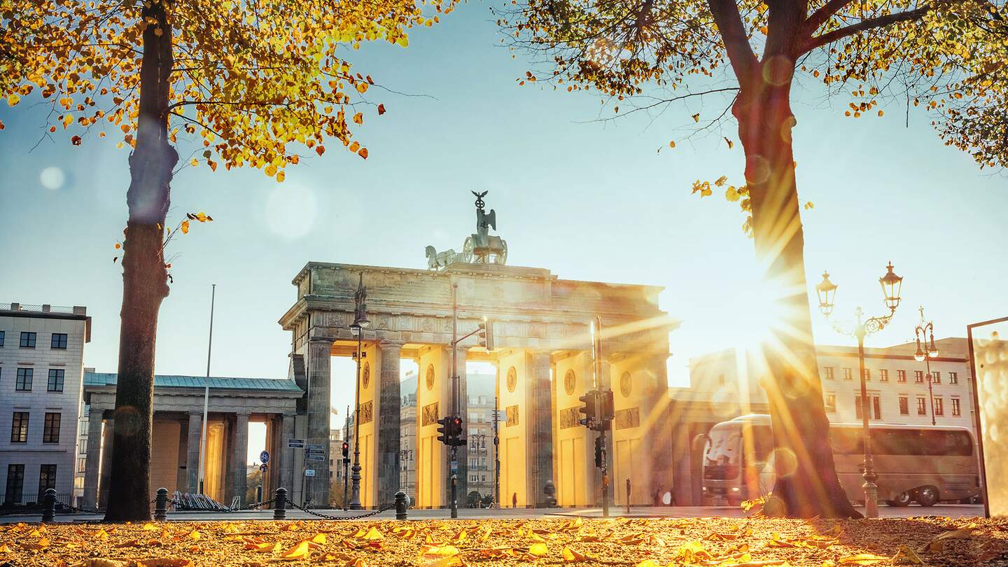 Herbstszene vor dem Brandenburger Tor | © Gettyimages.com/golero