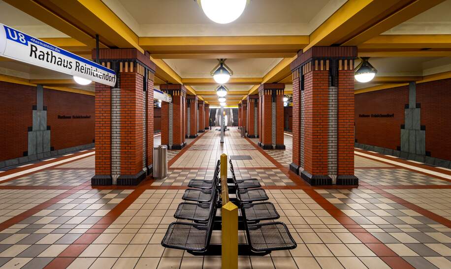 Leerer U-Bahnsteig in Berlin, Haltestelle Rathaus Reinickendorf mit Backsteinsaeulen | © Gettyimages.com/Reinhard Krull