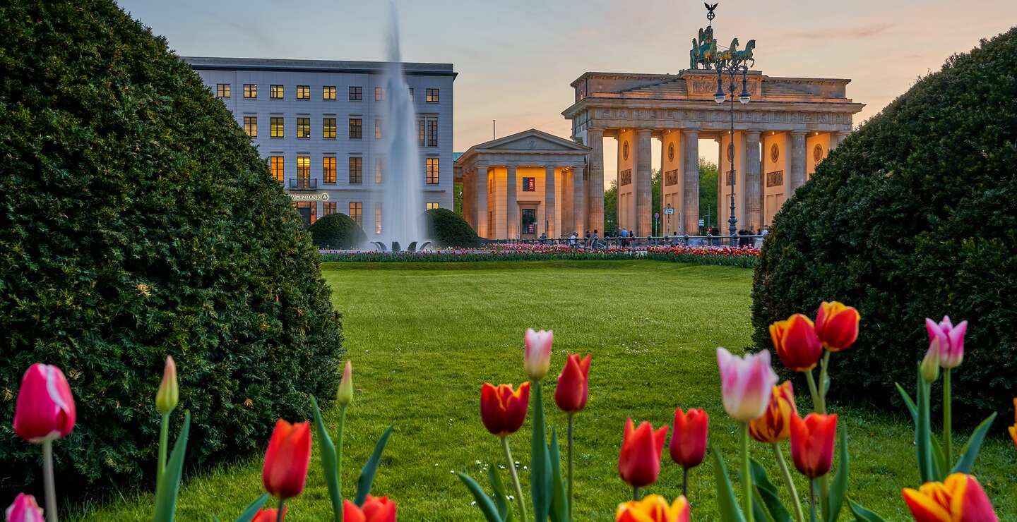 Berlin Städtereise im Frühling. Blick auf das Brandenburger Tor bei Sonnenuntergang | © Gettyimages.com/PeterJesche