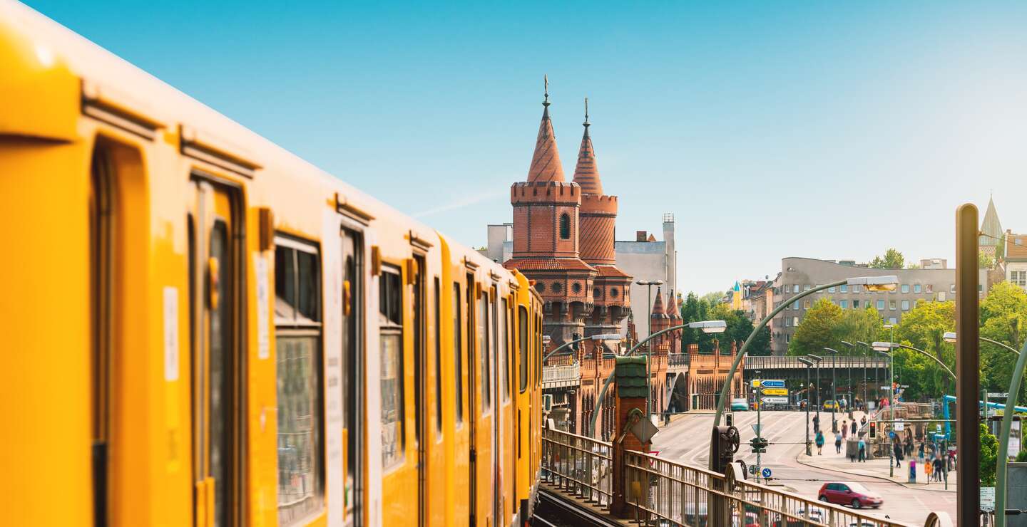 Seitliche Ansicht auf die Bahn nach Kreuzberg ueber die Oberbaumbruecke in Berlin | © Gettyimages.com/jotily