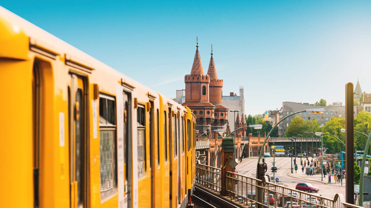 Seitliche Ansicht auf die Bahn nach Kreuzberg ueber die Oberbaumbruecke in Berlin | © Gettyimages.com/jotily