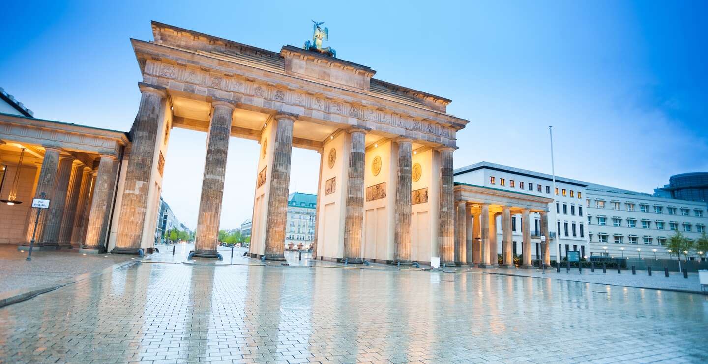 Branderburger Tor Blick am Abned mit Lichtern nach Regen in Berlin | © Gettyimages.com/SerrNovik
