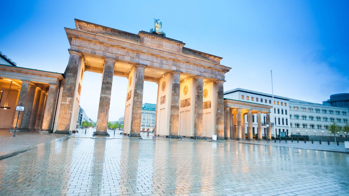 Branderburger Tor Blick am Abned mit Lichtern nach Regen in Berlin | © Gettyimages.com/SerrNovik