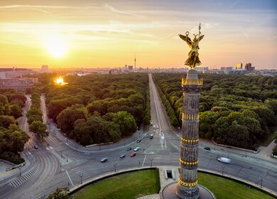 Stadtueberblick mit Blick auf die Siegessaeule im Tiergarten in Berlin bei Sonnenaufgang | © Gettyimages.com/stocklapse