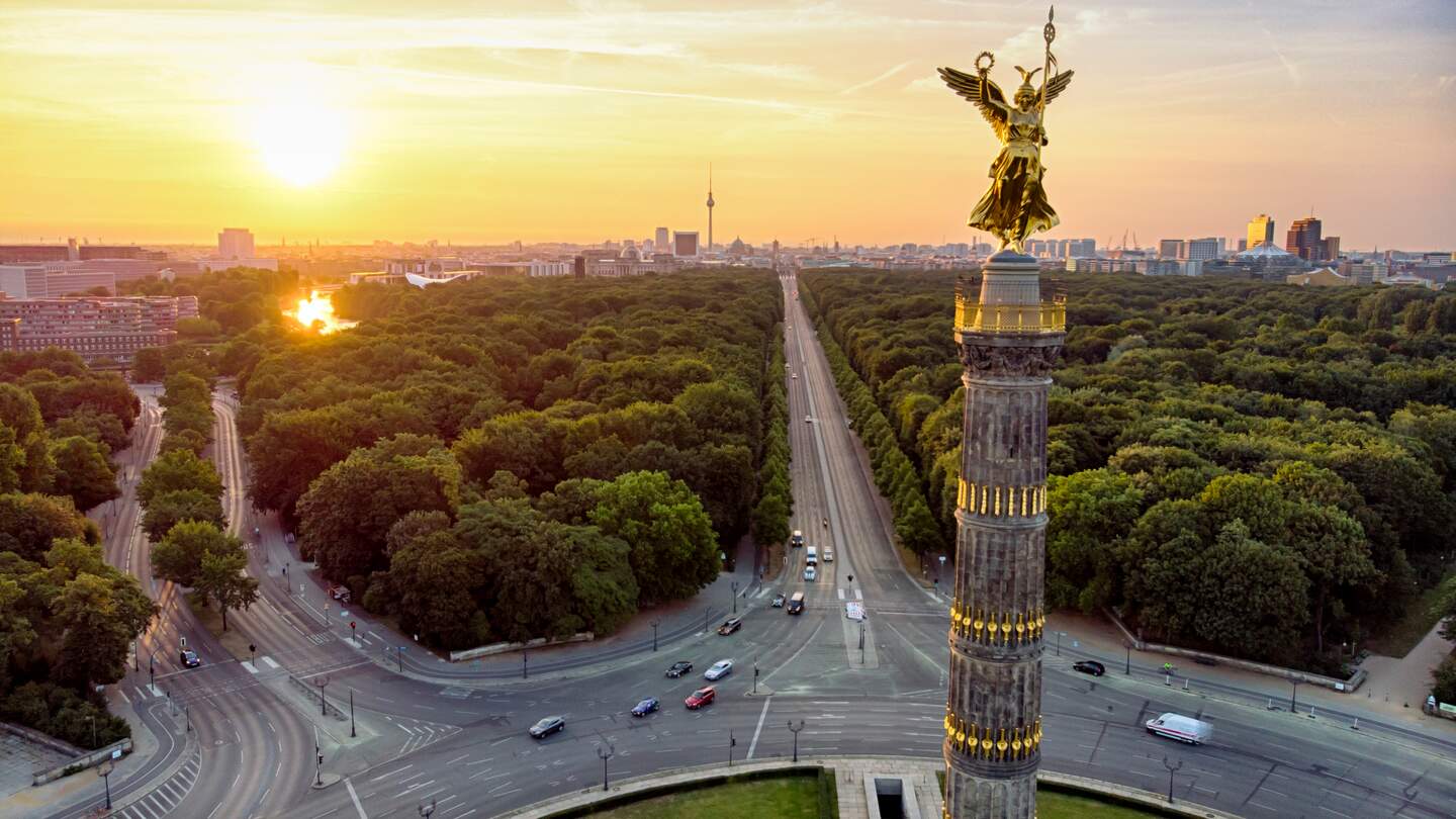 Stadtueberblick mit Blick auf die Siegessaeule im Tiergarten in Berlin bei Sonnenaufgang | © Gettyimages.com/stocklapse