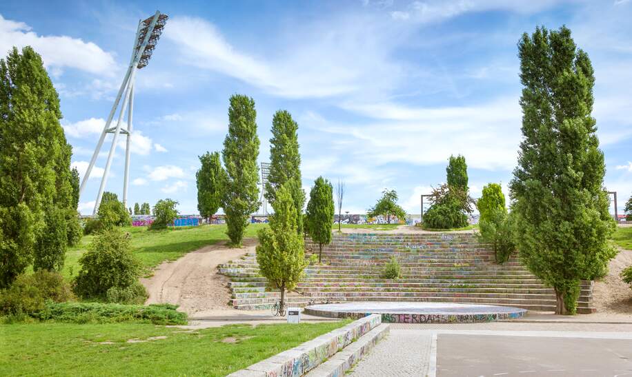 Mauerpark in Berlin mit gruenen Wiesen und Baeumen | © Gettyimages.com/Nikada