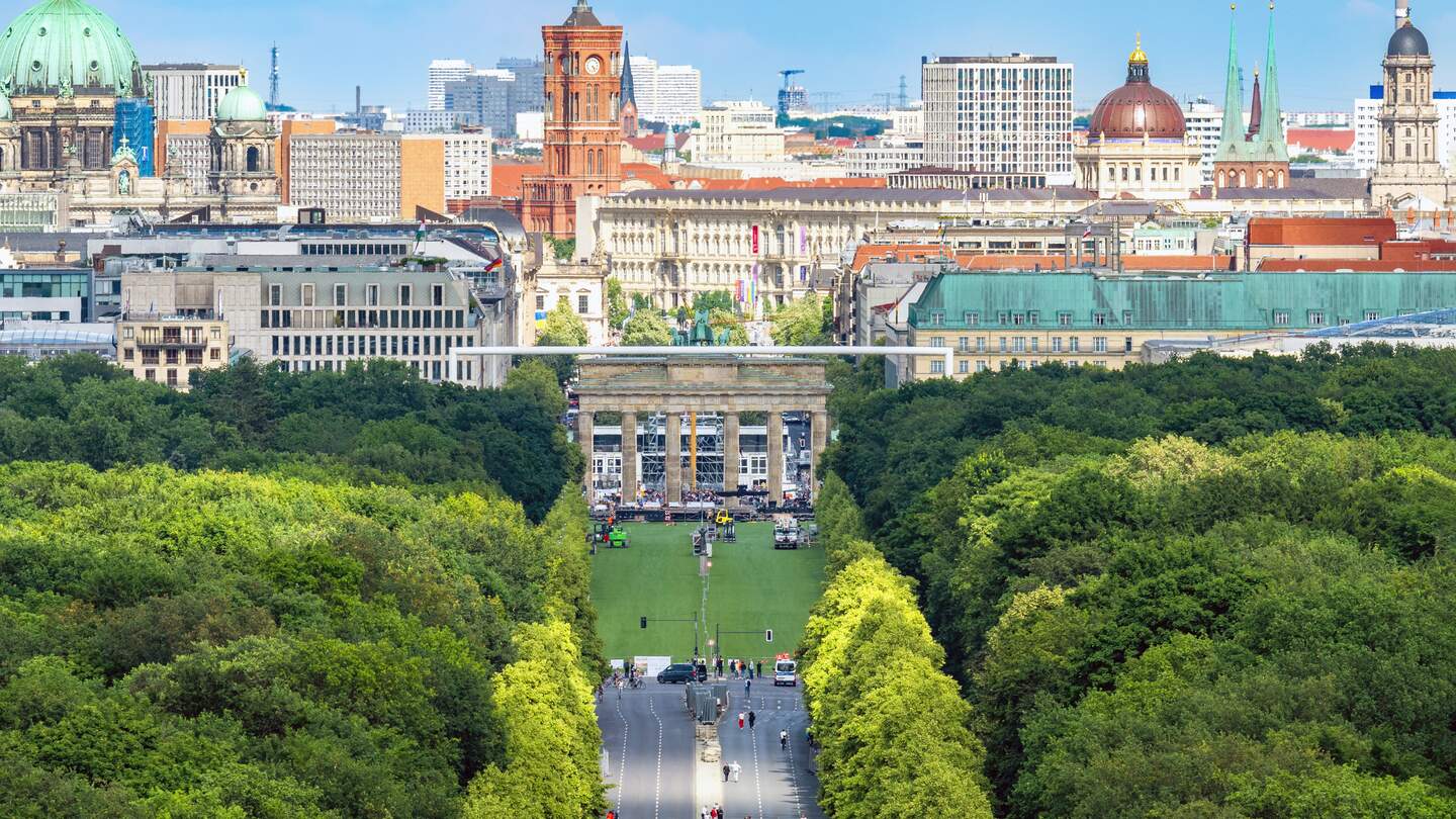Luftaufnahme der Fanzone der Fussball-Europameisterschaft in Berlin am Brandenburger Tor mit Skyline im Hintergrund | © Gettyimages.com/golero