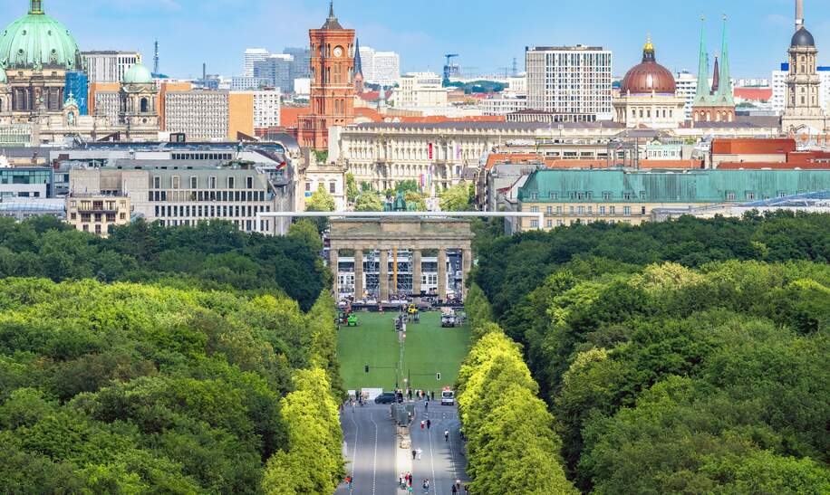 Luftaufnahme der Fanzone der Fussball-Europameisterschaft in Berlin am Brandenburger Tor mit Skyline im Hintergrund | © Gettyimages.com/golero