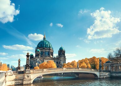 Berliner Dom mit einer Brücke über die Spree entlang im Herbst | © GettyImages.com/anyaivanova