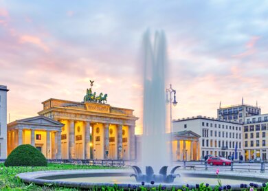 Brandenburger Tor in Berlin im Frühling mit Tulpen im Vordergrund | © Gettyimages.com/PeterJesche