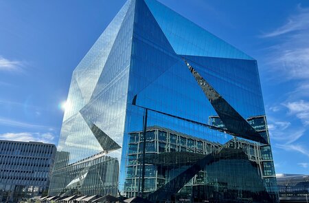 Der Cube Berlin, beliebte Sehenswürdigkeit in Berlin, beeindruckt mit seiner einzigartigen Kubusform und ist ein Muss für Architektur- und Städtereisende. | © Jana Wienhusen
