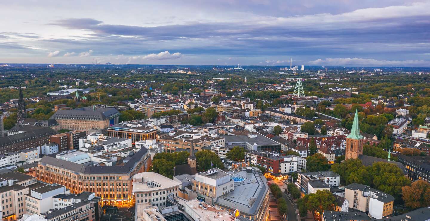 Blick auf die Skyline von Bochum am Abend | © Gettyimages.com/taranchic