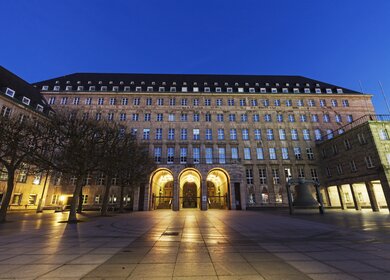 Bochum Rathaus bei Nacht | © Gettyimages.com/benkrut