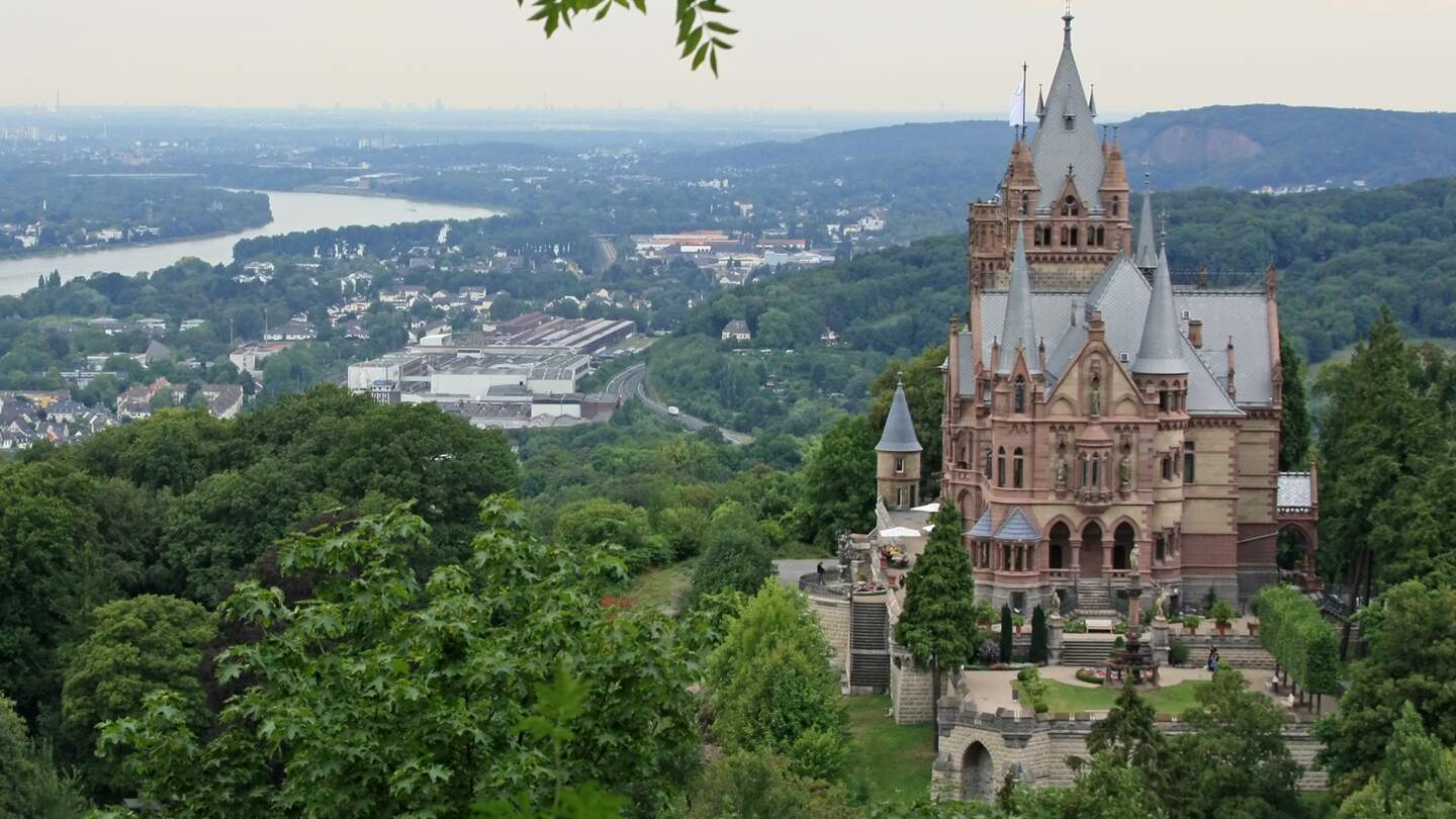 Blick auf das Schloss Drachenburg und die Stadt Bonn | © Gettyimages.com/SKLA