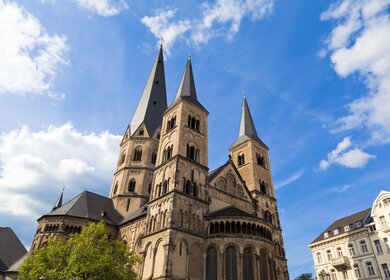 Blick auf den Münster von Bonn von unten | © Gettyimages.com/interlight