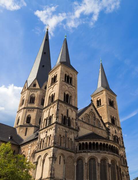 Blick auf den Münster von Bonn von unten | © Gettyimages.com/interlight