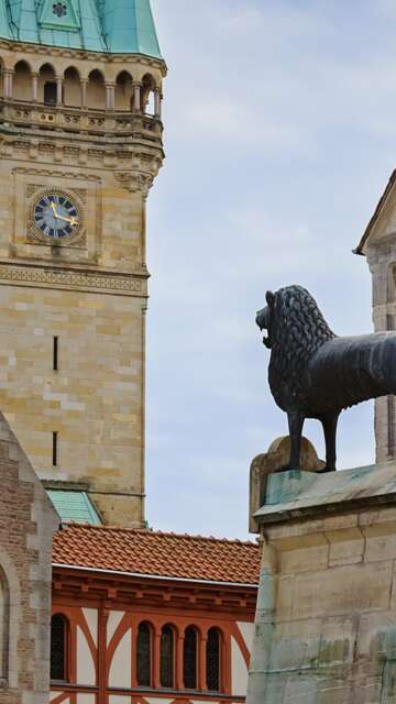 Burgplatz von Braunschweig mit Kathedrale  und mit Sicht auf die Loewen-Statue von hinten | © GettyImages.com/aragami123345