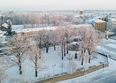 Luftaufnahme von Braunschweig im Winter bedeckt mit Schnee | © Gettyimages.com/Patrick Friedrichs